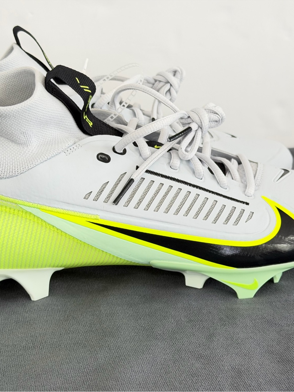 Nike Men’s White Athletic Cleats with Neon Yellow Accents - Picture 4 of 10
